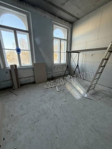Kiadó iroda, Győrött, Simor János püspök terén 3700 E Ft / hó