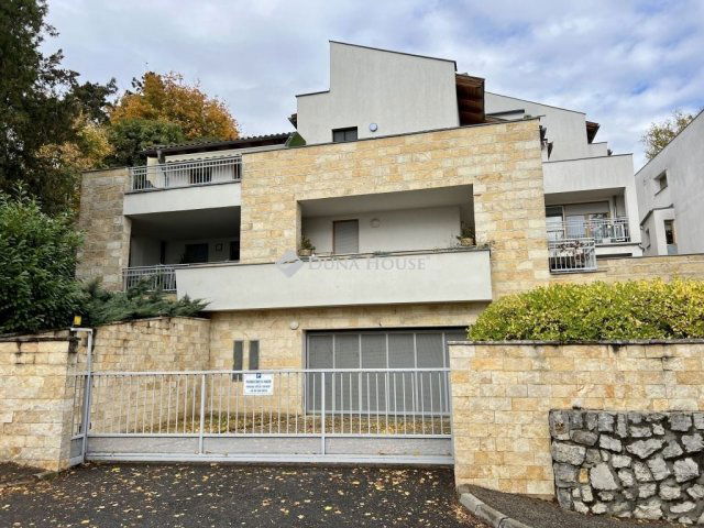 Kiadó téglalakás, albérlet, Pécsett 270 E Ft / hó, 3 szobás