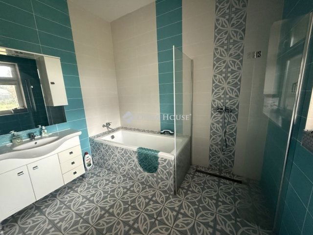 Eladó családi ház, Esztergomban 98 M Ft, 3 szobás