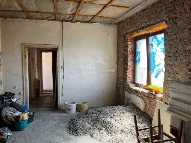 Eladó téglalakás, Pécsett 29 M Ft, 2 szobás