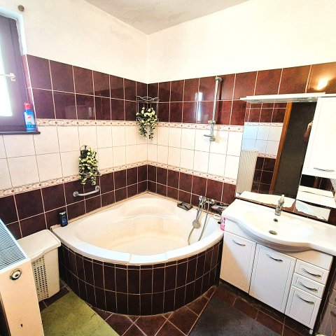 Eladó családi ház, Kunszálláson 98 M Ft, 8 szobás