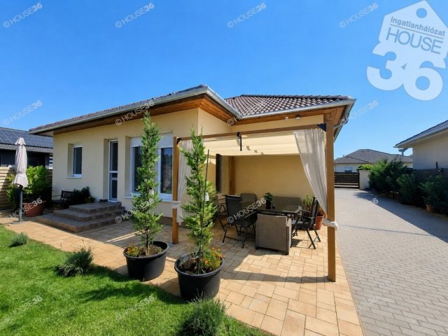 Eladó családi ház, Kecskeméten 109.9 M Ft, 5 szobás