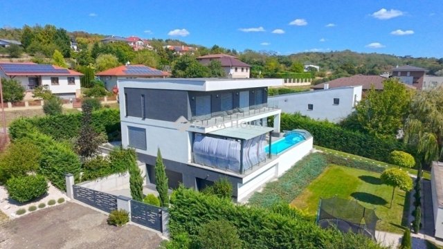 Eladó családi ház, Vácon 349.9 M Ft, 6 szobás