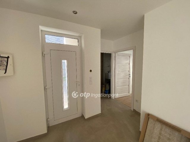 Eladó családi ház, Veszprémben 85 M Ft, 2 szobás