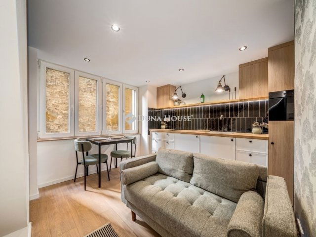 Eladó téglalakás, Budapesten, VI. kerületben 58.9 M Ft, 2 szobás