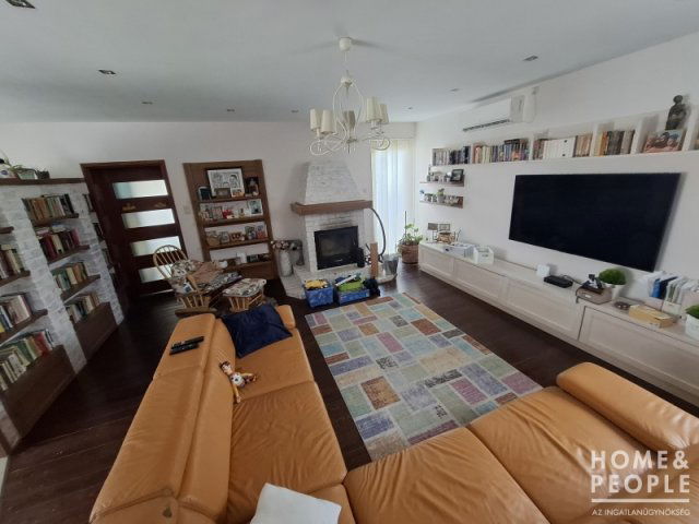 Eladó családi ház, Szegeden 225 M Ft, 8 szobás