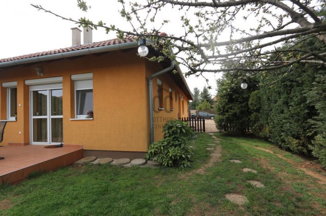 Eladó ikerház, Kistarcsán 119.9 M Ft, 4 szobás