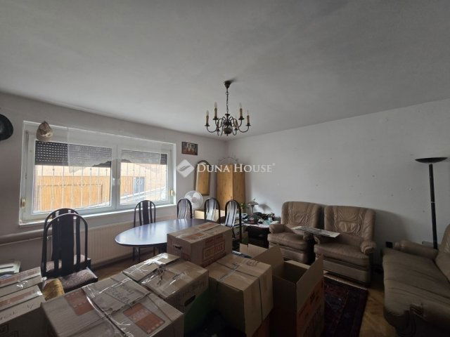 Eladó téglalakás, Pécsett 68.9 M Ft, 4 szobás