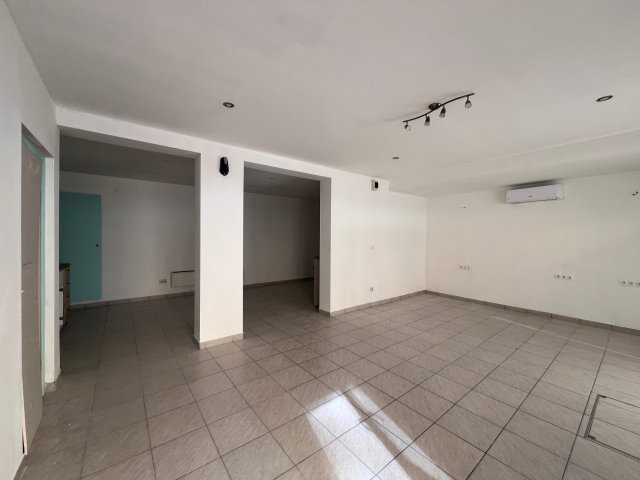 Eladó üzlethelyiség, Esztergomban 66.5 M Ft