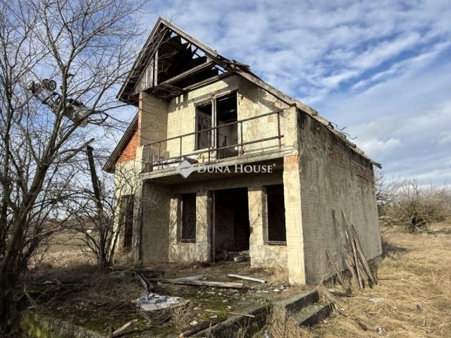 Eladó nyaraló, Komáromban 9 M Ft, 4 szobás