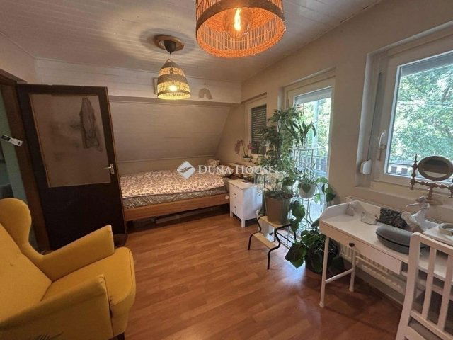 Eladó családi ház, Mendén 76.9 M Ft, 6 szobás