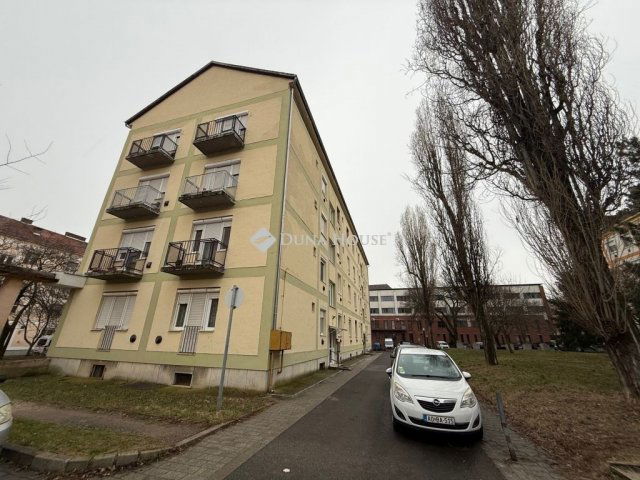 Eladó téglalakás, Pécsett 29.5 M Ft, 2 szobás