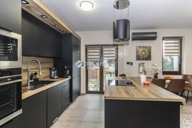 Eladó családi ház, Szombathelyen 119.9 M Ft, 4+2 szobás