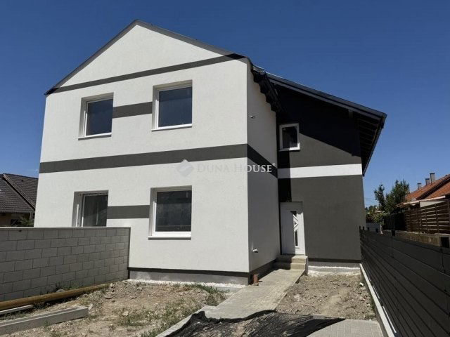 Eladó ikerház, Szigetszentmártonban 69.9 M Ft, 4 szobás