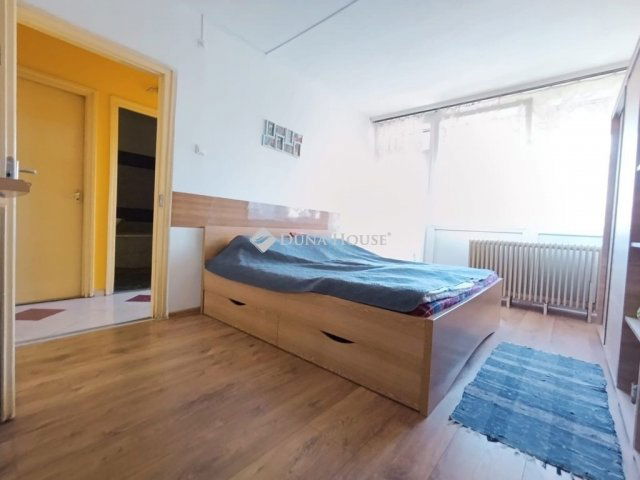 Eladó téglalakás, Mohácson 32 M Ft, 3 szobás