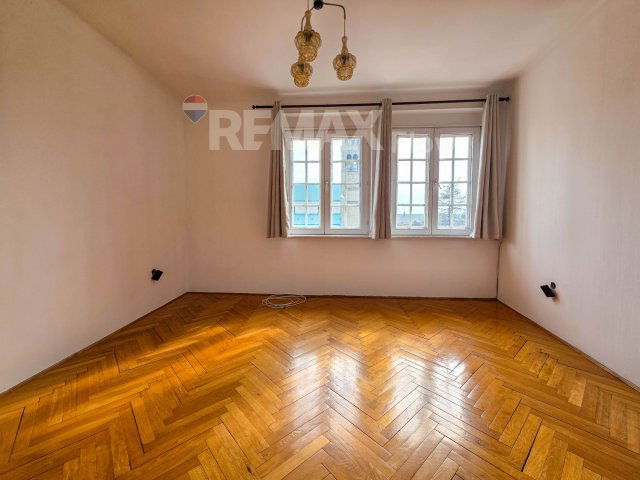 Kiadó téglalakás, albérlet, Pécsett, Aradi Vértanúk útján