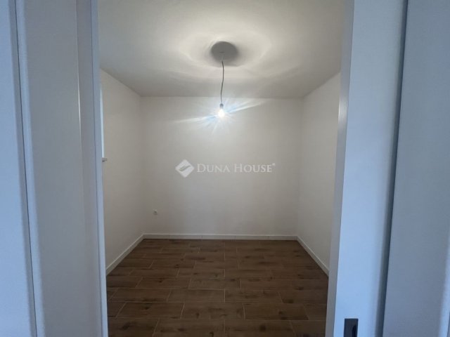 Eladó téglalakás, Vácon 51.99 M Ft, 2 szobás