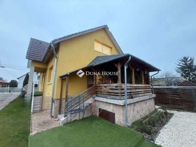 Eladó családi ház, Vecsésen 129.9 M Ft, 4 szobás
