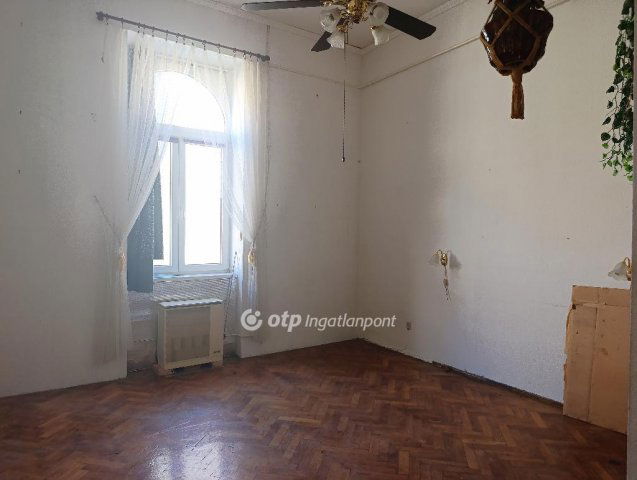 Eladó téglalakás, Budapesten, VI. kerületben 59.9 M Ft, 1 szobás