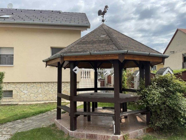 Eladó családi ház, Sárváron 209.99 M Ft, 9 szobás