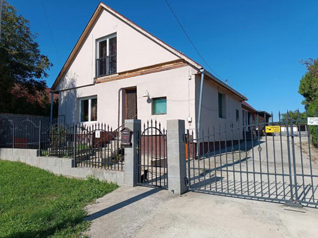 Eladó családi ház, Pázmándon 69.9 M Ft, 7 szobás