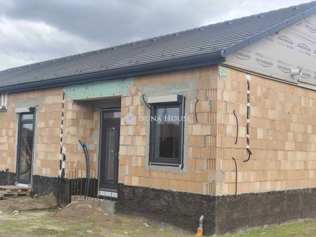 Eladó ikerház, Alsónémediben 95 M Ft, 3 szobás