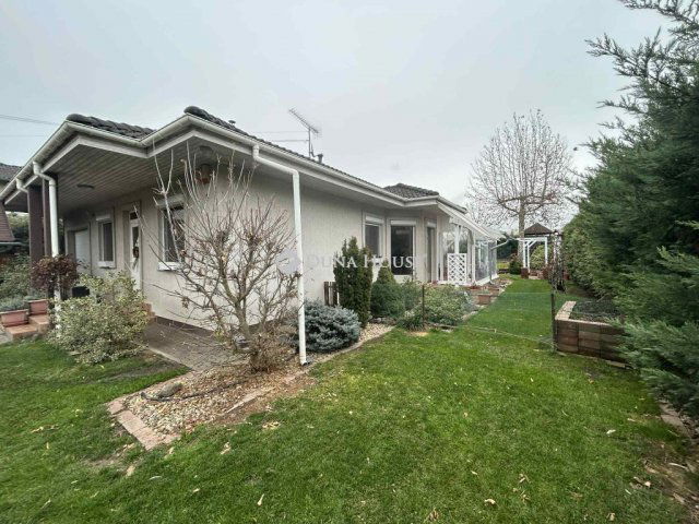 Eladó családi ház, Vecsésen 150 M Ft, 4 szobás