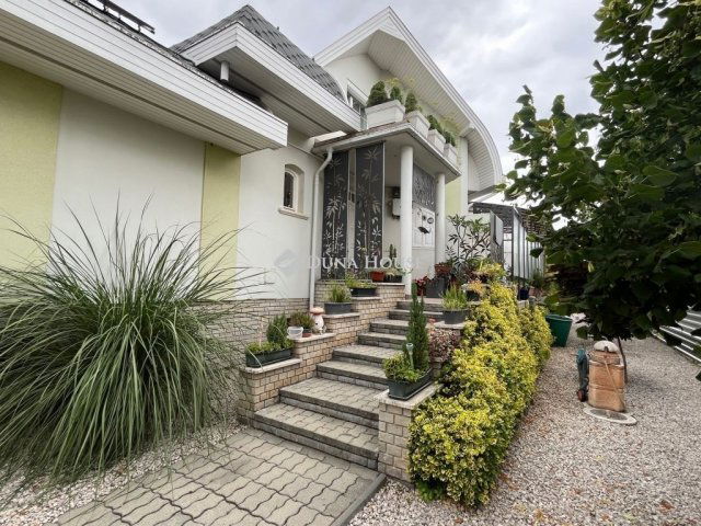 Eladó családi ház, Dabason 299 M Ft, 8 szobás