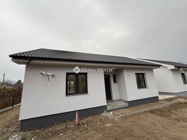 Eladó családi ház, Cegléden 56.49 M Ft, 3 szobás