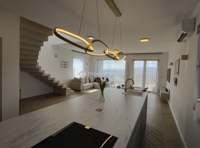 Eladó családi ház, Vácon 159.9 M Ft, 5 szobás