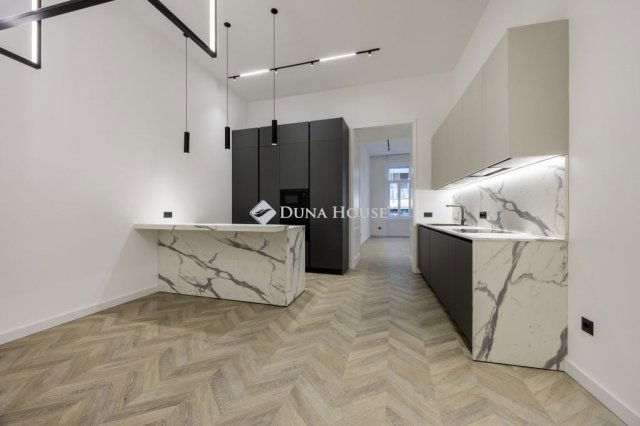 Eladó téglalakás, V. kerületben, Petőfi Sándor utcában