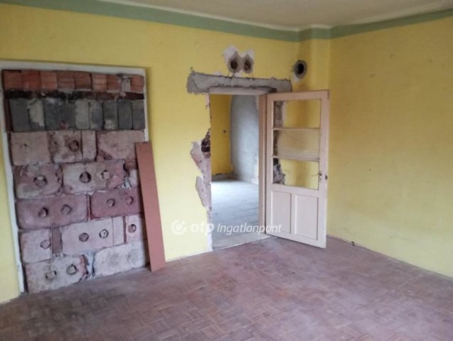 Eladó családi ház, Verpeléten 12 M Ft, 2 szobás