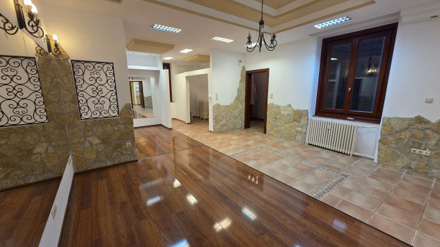 Kiadó iroda, Debrecenben, Batthyány utcában 300 E Ft / hó