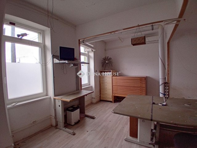 Kiadó ipari ingatlan, Győrött, Rozgonyi utcában 230 E Ft / hó