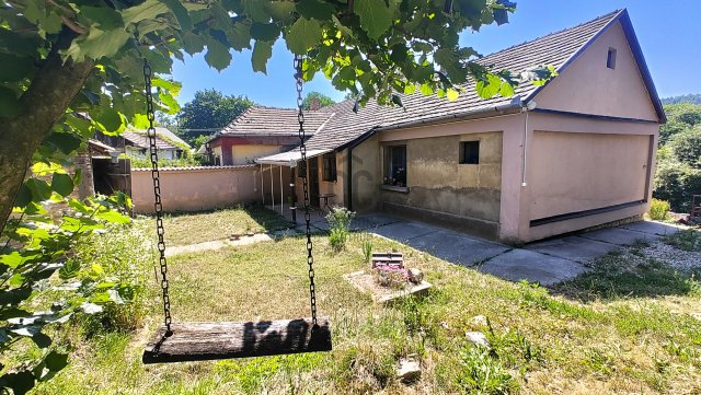 Eladó ikerház, Komlón 32 M Ft, 2 szobás / költözzbe.hu