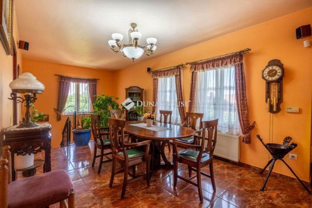 Eladó családi ház, Székesfehérvárott 320 M Ft, 6 szobás