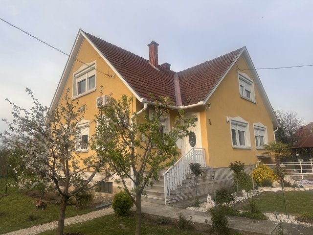 Eladó családi ház, Győrött 218 M Ft, 6 szobás