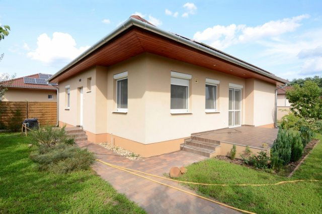 Eladó családi ház, Kecskeméten 89.9 M Ft, 5 szobás