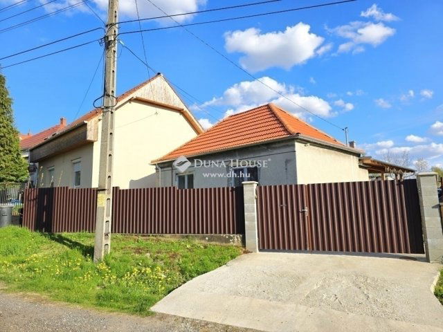 Eladó családi ház, Pécsett 47.9 M Ft, 3 szobás