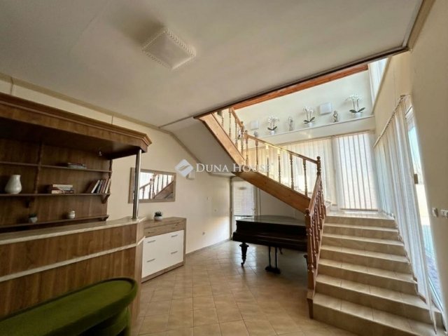 Eladó üzlethelyiség, Hosszúpályin 55 M Ft