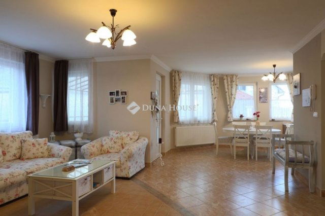 Eladó családi ház, Balatonkenesén 170 M Ft, 4 szobás