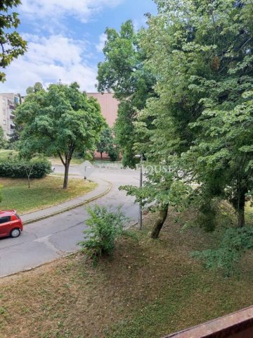 Eladó téglalakás, Komlón 24.5 M Ft, 2 szobás