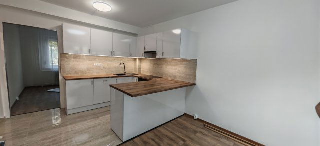 Eladó panellakás, Szegeden, Lomnici utcában 69.9 M Ft, 4+1 szobás