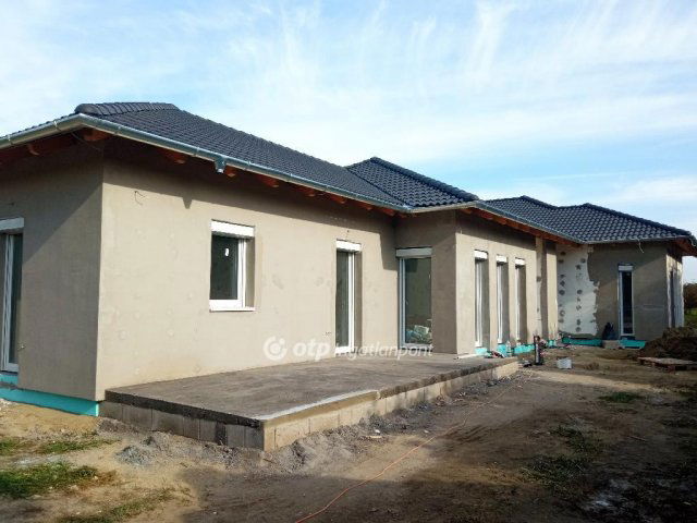 Eladó ikerház, Pusztaszabolcson 71.99 M Ft, 4 szobás