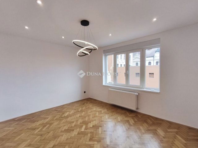 Eladó téglalakás, Pécsett 110 M Ft, 4 szobás