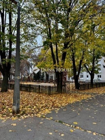 Eladó panellakás, Pécsett 49 M Ft, 3 szobás