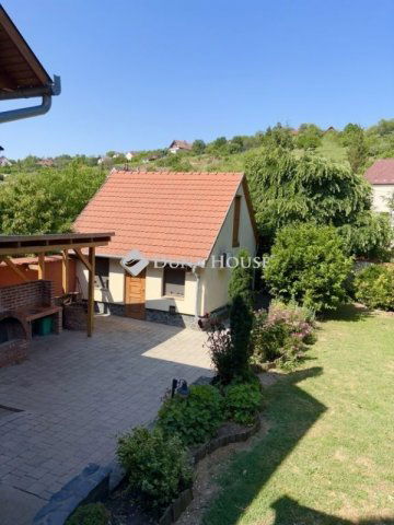 Eladó családi ház, Pécsett 211 M Ft, 10 szobás