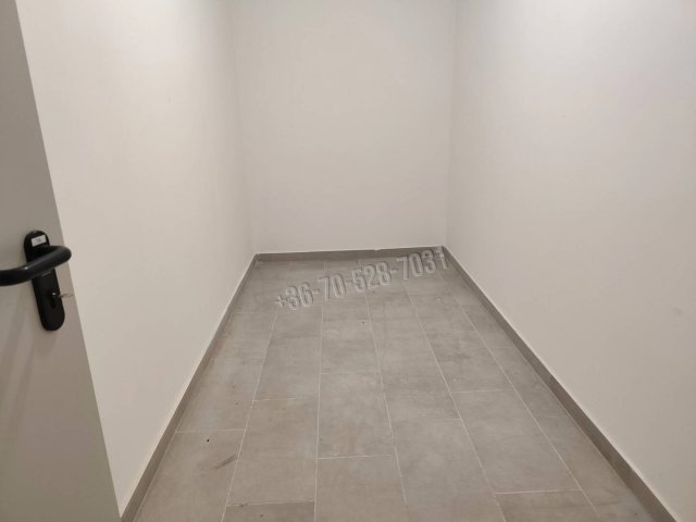 Eladó garázs, Komáromban, Bem József utcában 5 M Ft