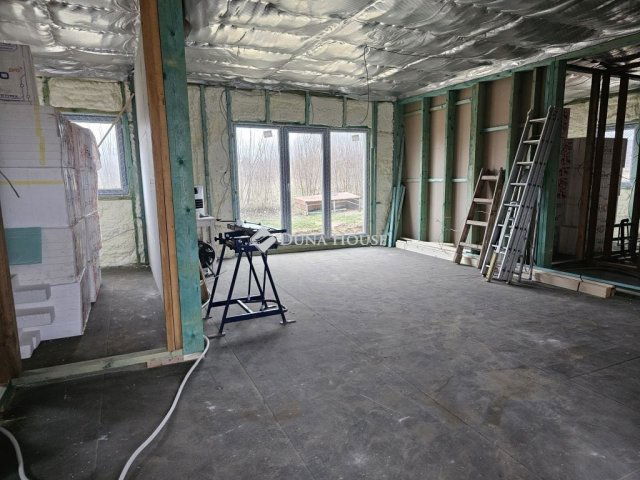 Eladó családi ház, Pócsmegyeren 124.9 M Ft, 4 szobás