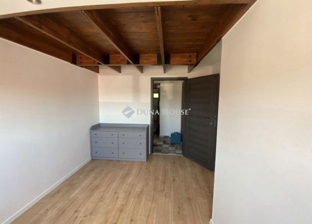 Eladó téglalakás, Pécsett 83.99 M Ft, 5 szobás